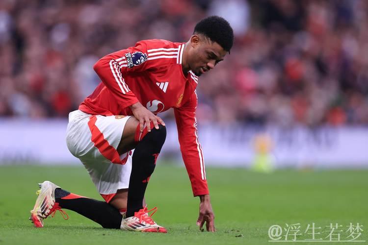 曼联球员再现危险动作:双脚踩踏+假装受伤欺骗裁判,本赛季第2次 曼联球员再现危险动作:双脚踩踏+假装受伤欺骗裁判,本赛季第2次