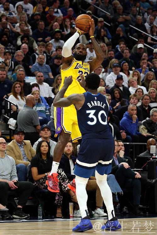 詹姆斯外线接球 漂移三分精准命中 詹姆斯外线接球 漂移三分精准命中